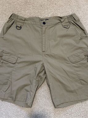 Hard Land Men’s Tan Tactical Cargo Shorts